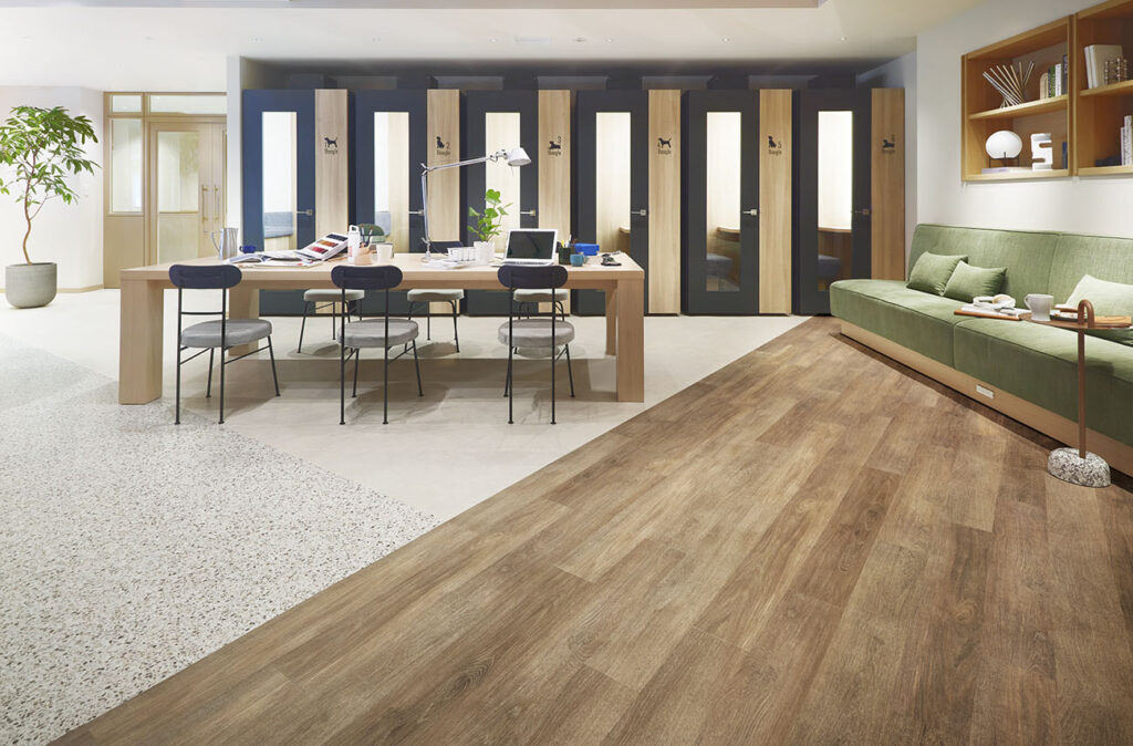 木目調のタイルカーペットで柔らかな雰囲気のオフィス
