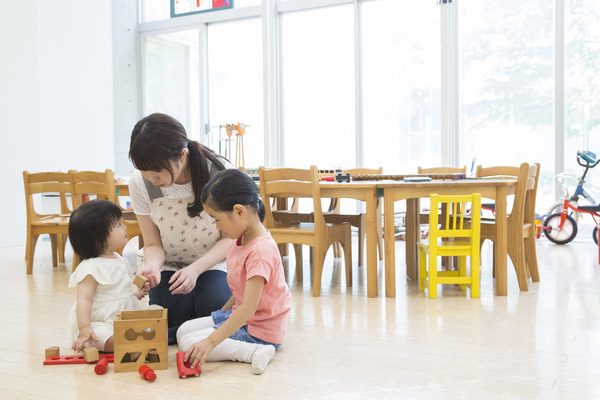 学校や幼稚園、保育園など文教施設の床に 人と環境にやさしい天然素材のリノリウム床材「マ—モリウム」を